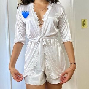 💙 White satin robe with lace trim and tie waist